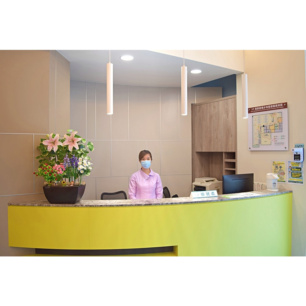 入門備有自動感應的語音體溫計及酒精乾洗手機，守護您的健康。