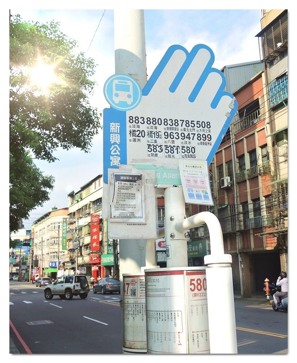 多達13路公車在此設站，往來便利。下車走進診所不用1分鐘，安全迅速。